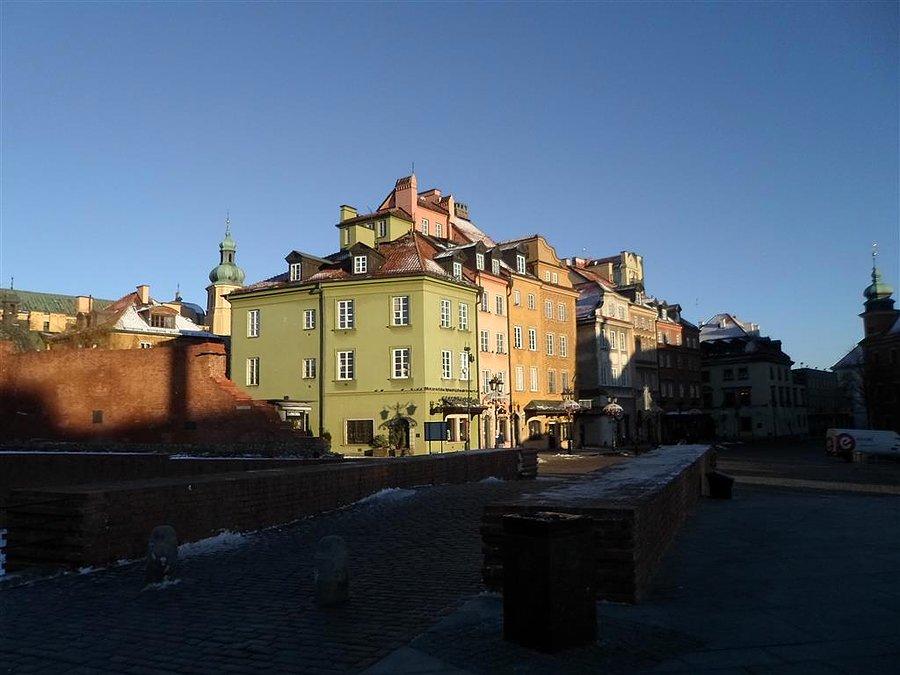 Plac zamkowy w porannym słońcu