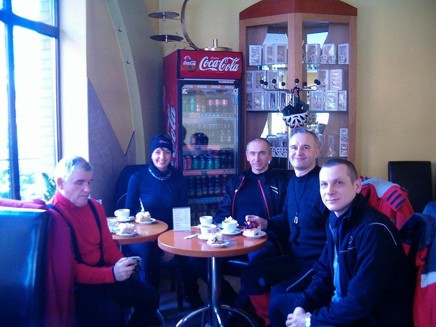 08-12-2013. Nasza ekipa rowerowa degustuje słodkości w Cukierni Jędruś w Nowym Stawie.Uczestnicy: od lewej Marek, Asia, Mirek, Darek i z prawej Jarek