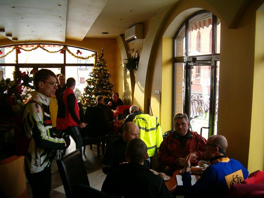 08-12-2013. Po dłuższym oczekiwaniu w Cukierni Jędruś nasza ekipa Tczewska doczekała się wreście rowerzystów z Elbląga. Wszyscy są już w komplecie. Można zaczynać Pączki Mareckiego