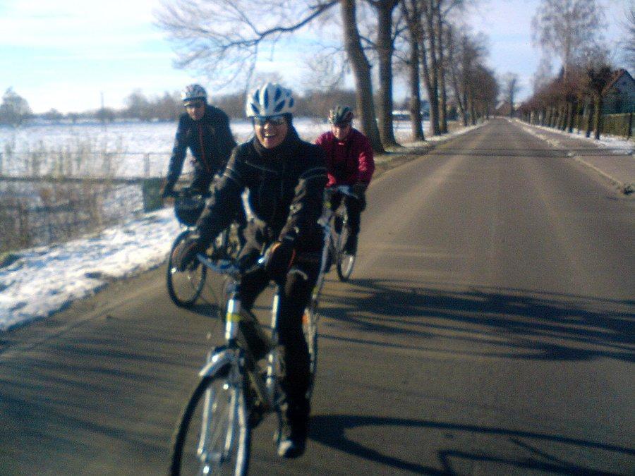 08-12-2013. W drodze do Nowego Stawu. Na pierwszym planie Asia, na drugim planie od lewej Mirek i Marek