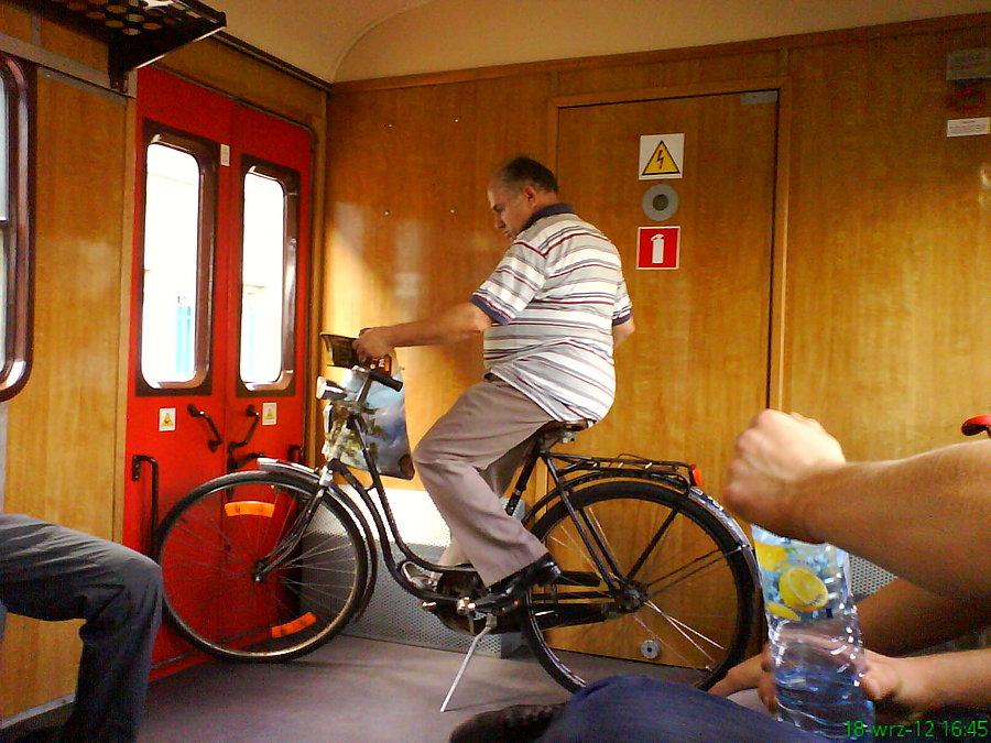 Jadąc pociągiem... a gimnazjusze sobie siedzieli na siedzeniach... ja niby też, ale po 25 godz. jazdy ;p