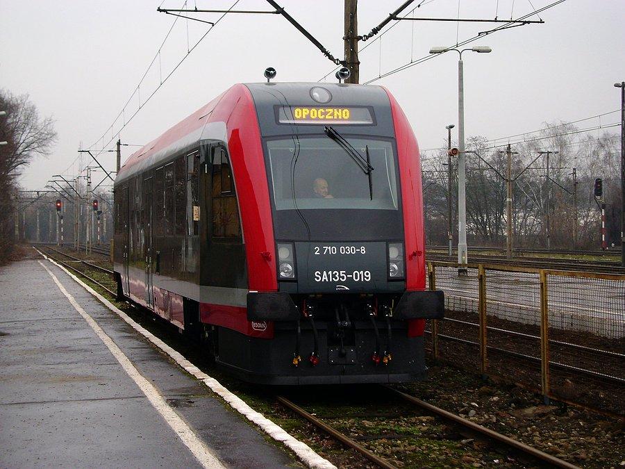 SA 135-019 na stacji Tomaszów Mazowiecki w pierwszy dzień w ruchu planowym