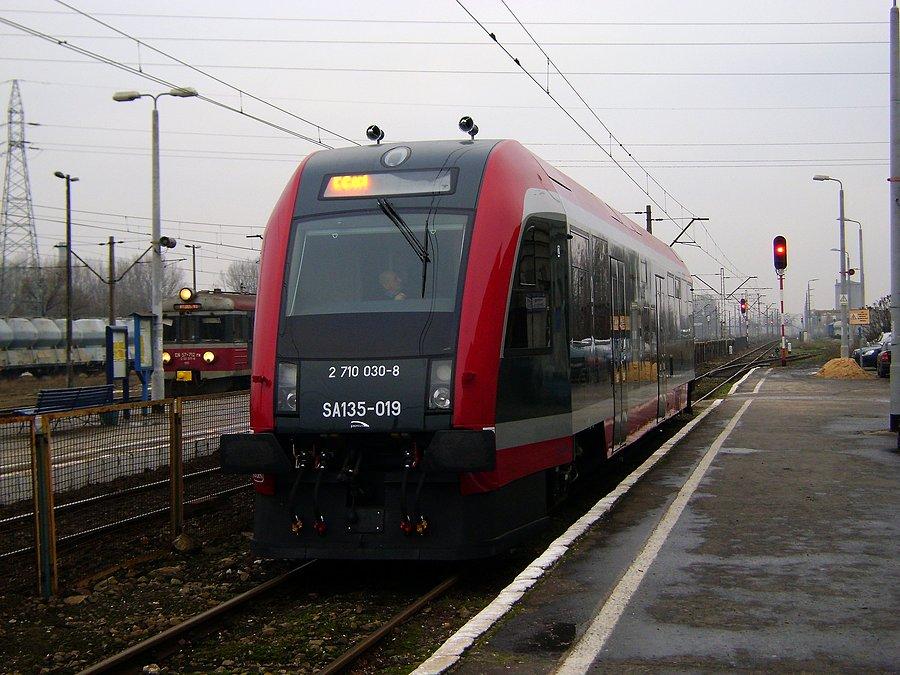 SA 135-019 na stacji Tomaszów Mazowiecki w pierwszy dzień w ruchu planowym