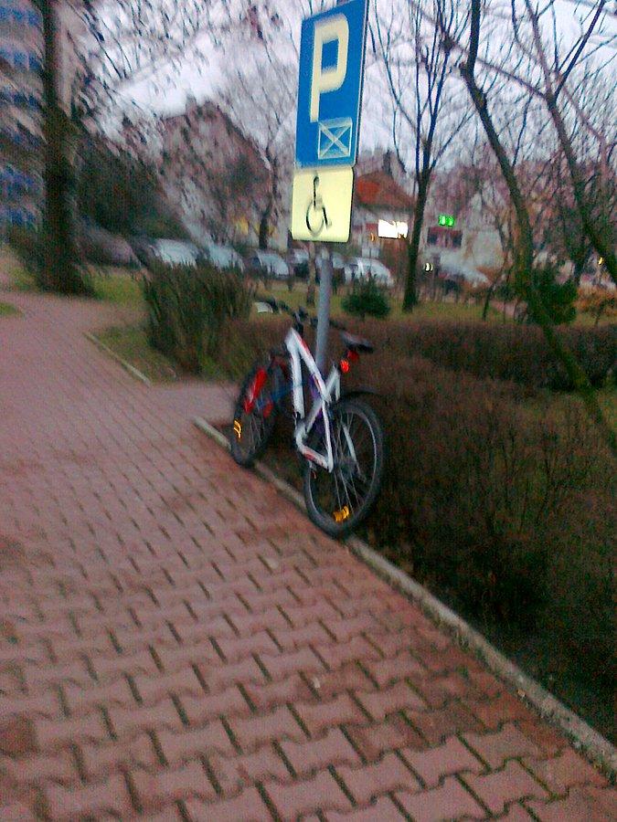 Pani przyjechała do mnie rowerem i tu go przypięła :)