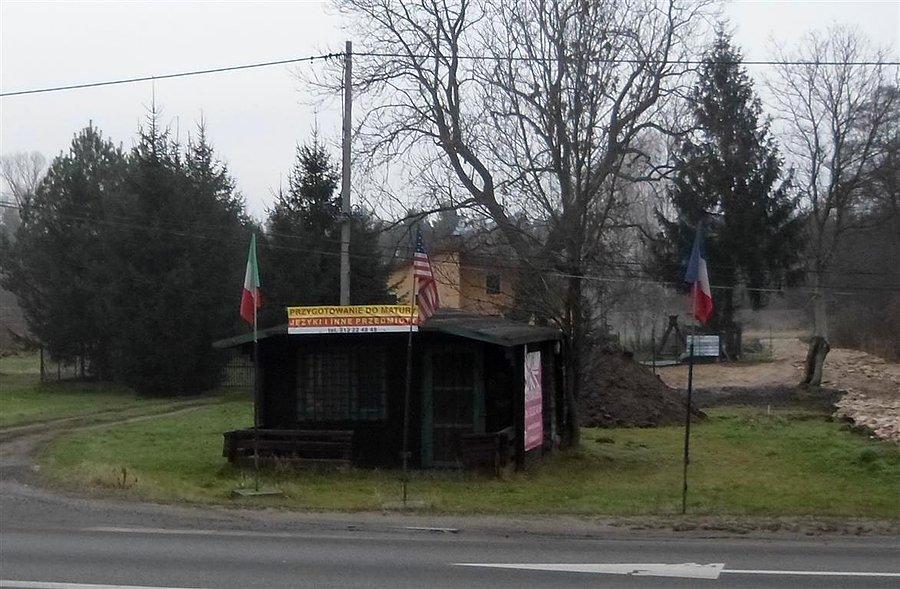 Międzynarodowas szkoła językowa przy drodze na Nieporet