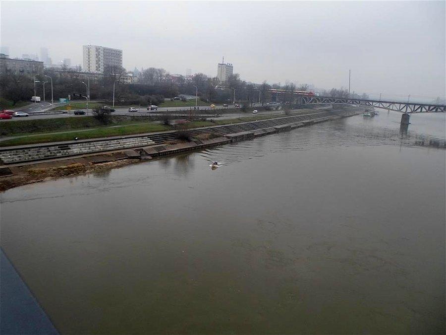 "Na ryby - w kaździuteńki wolny dzień / Na ryby - nad leniwą rzeczkę w cień"