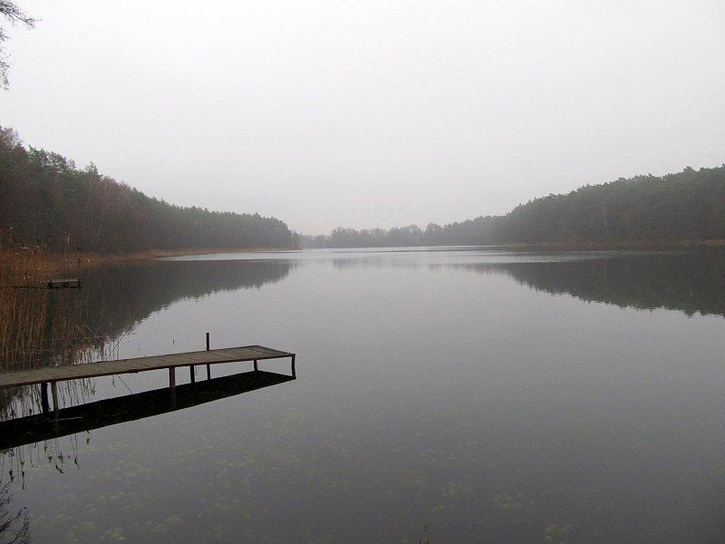 Jezioro Tuczno skąpane jesienną mgłą