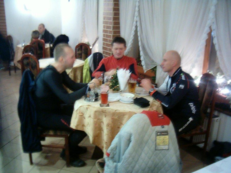 Mariusz, Krzysiek i Piotr w restauracji "Pod Orłem" w Tczewie