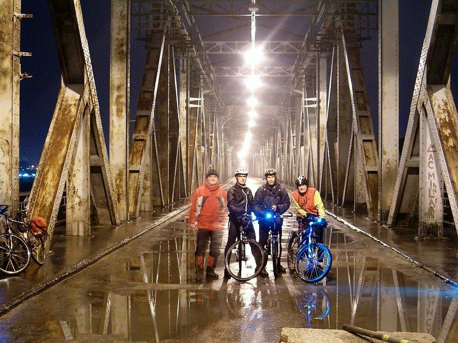 Zdjęcie grupowe rowerzystów na Moście Lisewskim nad Wisłą w Tczewie