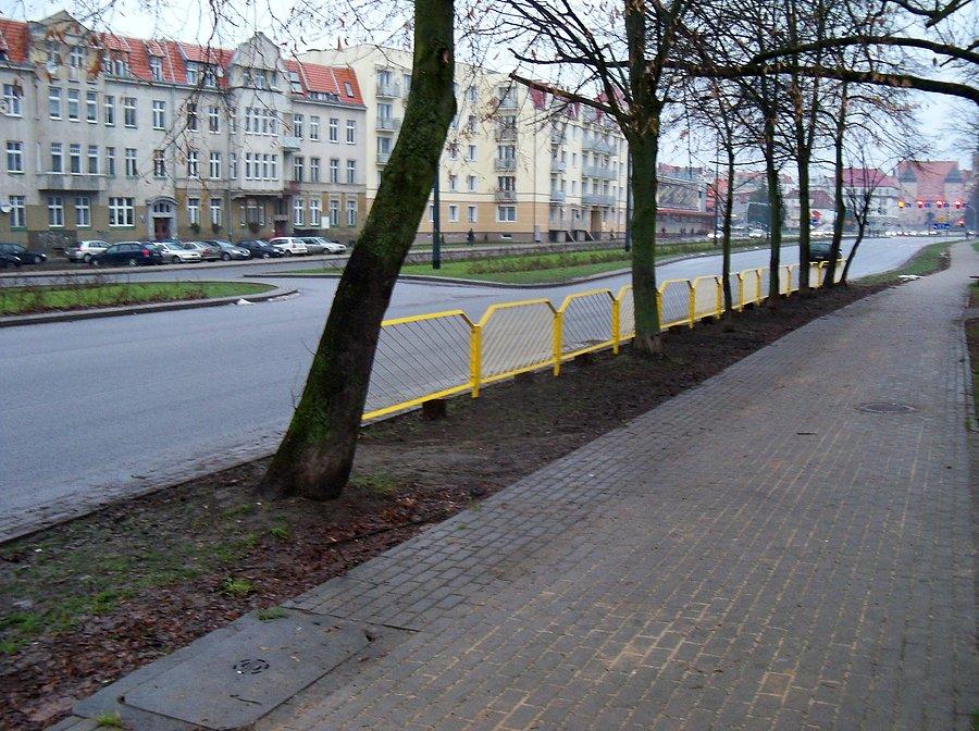 Armii Krajowej - płotki zamiast przejścia