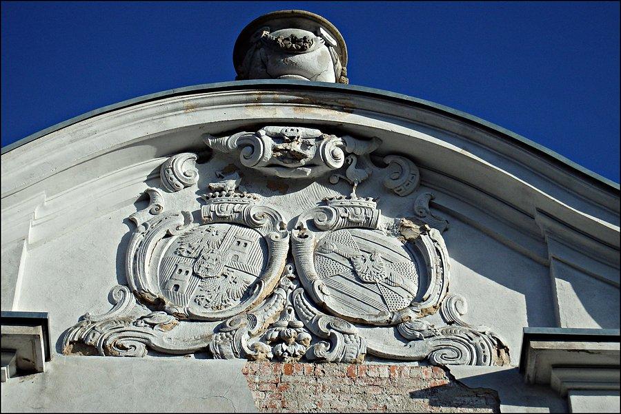 Herb nad pałacowym wejściem