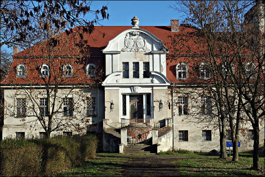 Zbliżenie na główną elewację pałacu