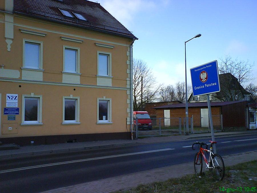 Biblioteka w Radomierzycach jest po stronie polskiej, a NFZ po niemieckiej ;)