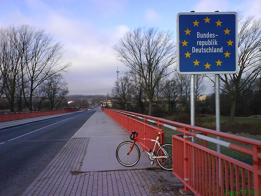 Biało-czerwony (choć chiński) Romet znów forsuje Nysę Łużycką ;)