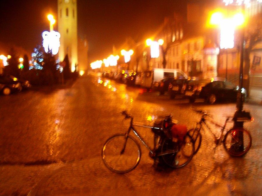 15-12-2013.Grupa rowerowa dojeżdża wreście do Nowego Stawu, tutaj krótki postój i odpoczynek. Moi towarzysze rowerowi pojechali dalej w kierunku Elbląga, a Ja wracam z powrotem do Tczewa