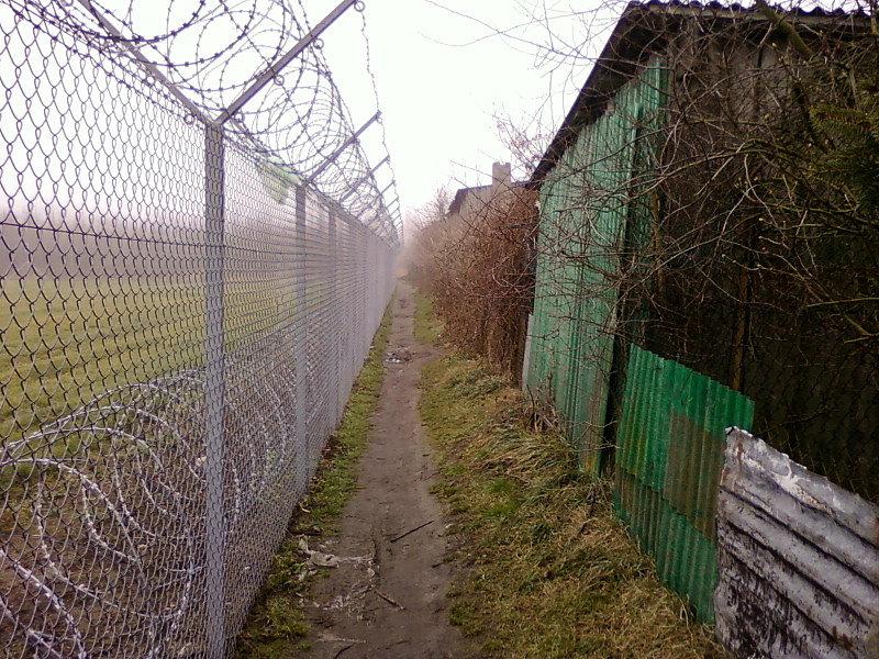 Ścieżka wzdłuż lotniska