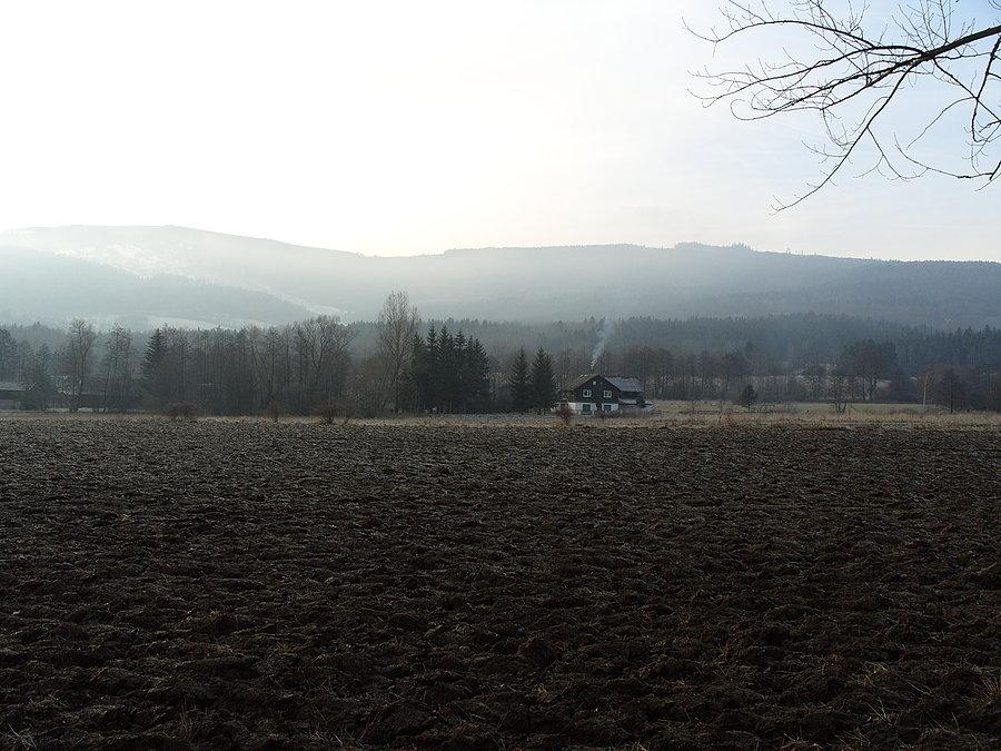 Widok na góry Bystrzyckie ale wszędzie szaro i smutno gdzie ten śnieg ?