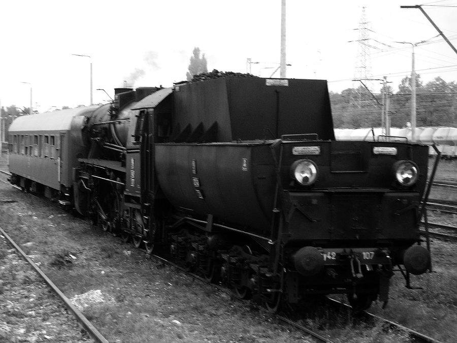Ty42-107 na stacji Tomaszów Mazowiecki w dniu 13 września 2013