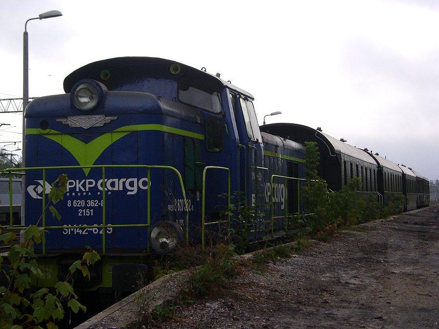 SM42-629 ze składem zabytkowych wagonów retro odpoczywa po przyjeździe z Wolsztyna przy rampie na stacji Tomaszów Mazowiecki