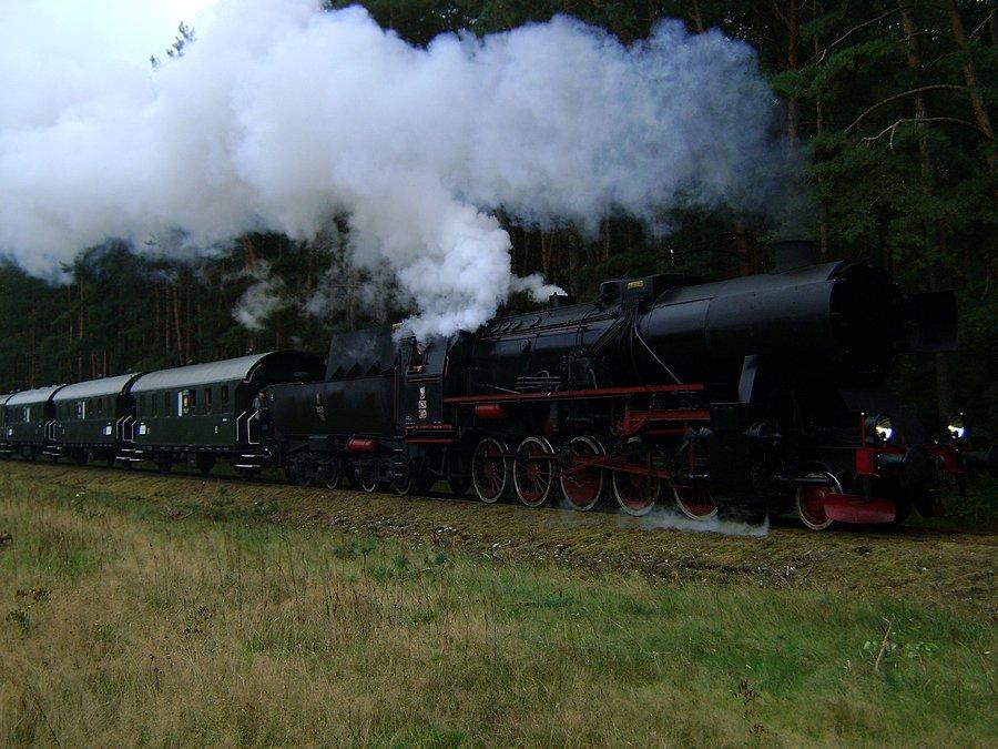 Ty42-107 prowadzi pociąg retro ze Spały do Tomaszowa Mazowieckiego w ramach Dożynek Prezydenckich 2013