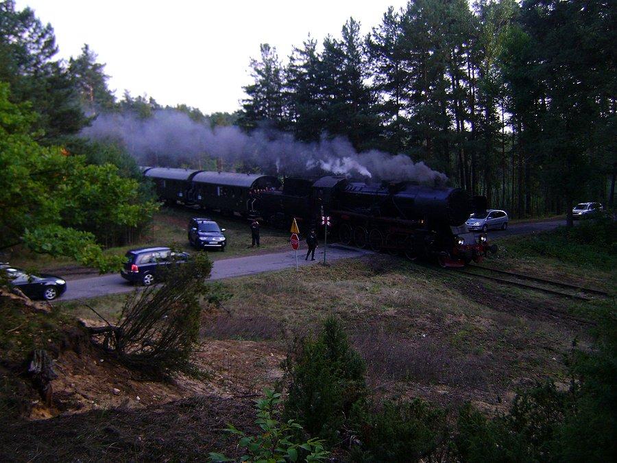 Ty42-107 prowadzi pociąg retro ze Spały do Tomaszowa Mazowieckiego w ramach Dożynek Prezydenckich 2013