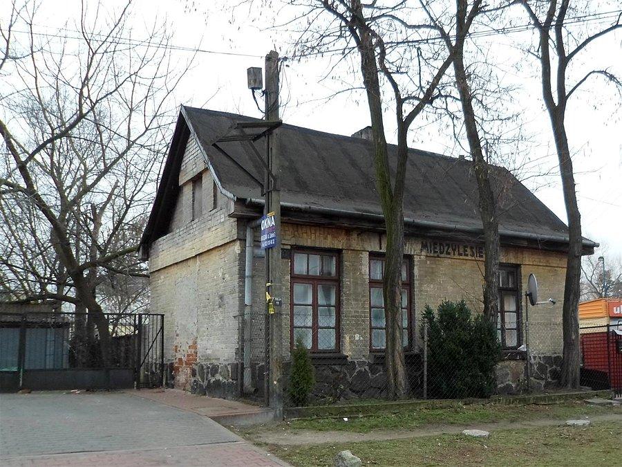 Budynek stacyjny? 150m od torów?