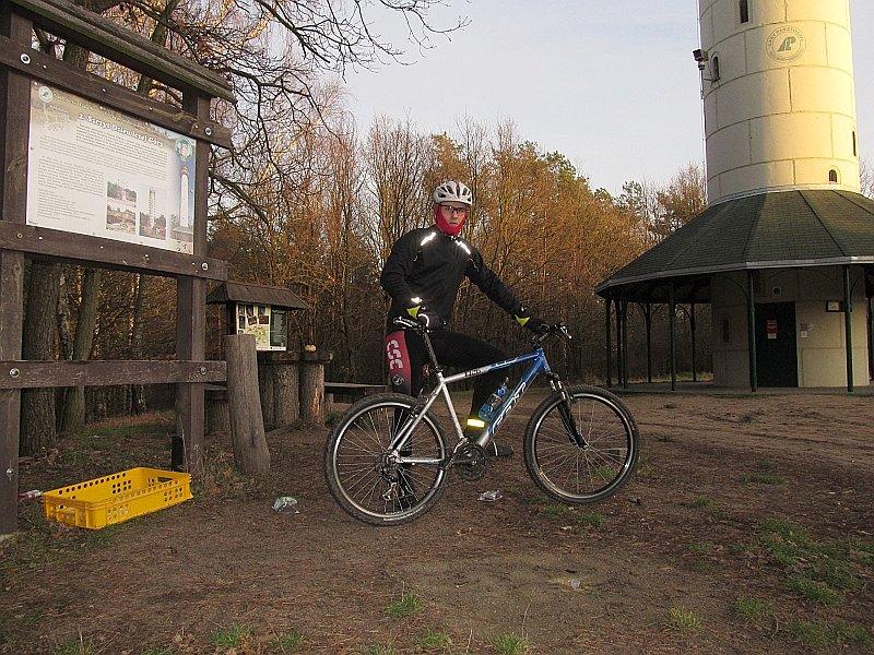 Grigori z nietęgą miną po zdobyciu 2 szczytu w okolicach Poznania - Dziewicza Góra 144,9 m.n.p.m