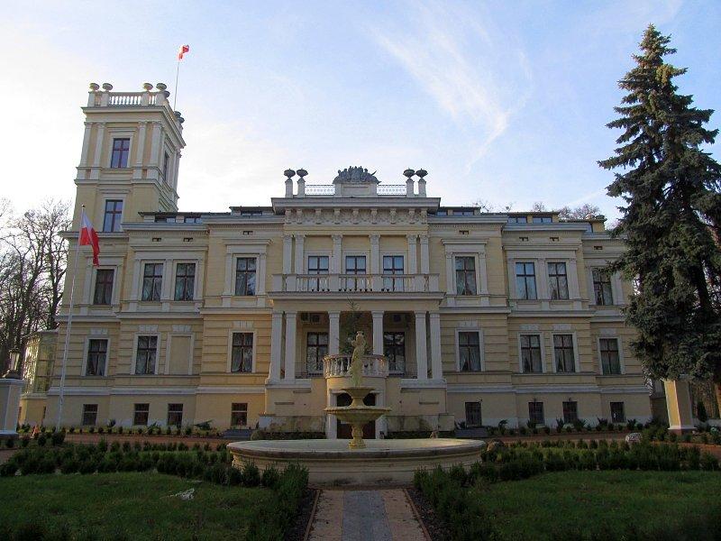 Pochodzący z lat 1877-80 neoklasycystyczny pałac wzniesiony został przez Ludwika Hunha dla Albrechta Ottona von Treskowa