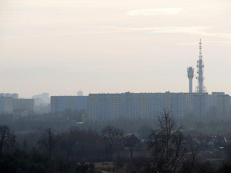 Widok na poznańską dzielnicę Piątkowo z wieżami radiowo-telewizyjnymi, a w oddali wieżowce poznańskiego centrum