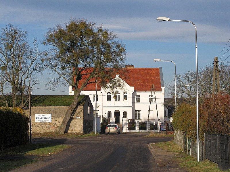 Radojewo i zadbany dworek na pierwszym planie