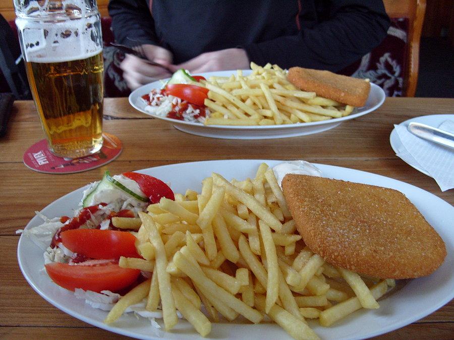 A za parę minut raczymy się gorącym smażonym serem wręcz rozlewającym się na talerzu a rozpływającym ;)) się w dziobie ;))