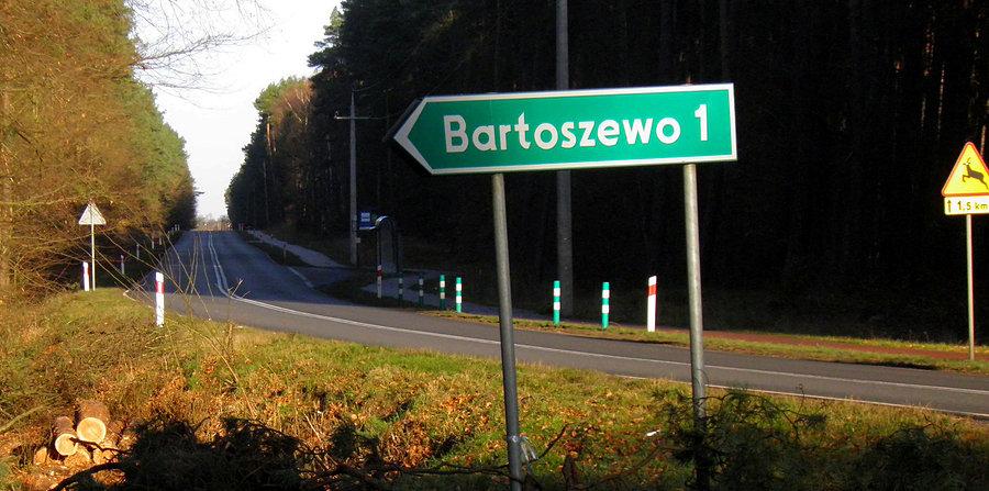 Na wprost droga 115 w kierunku Tanowa, w lewo Bartoszewo