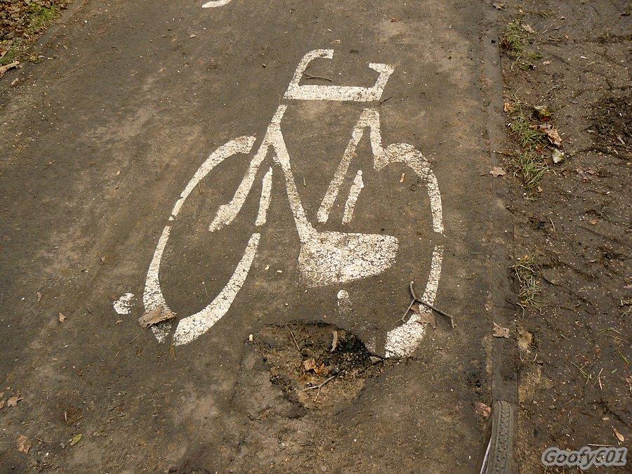 No i mamy pierwsze dziury w ścieżce rowerowej :/