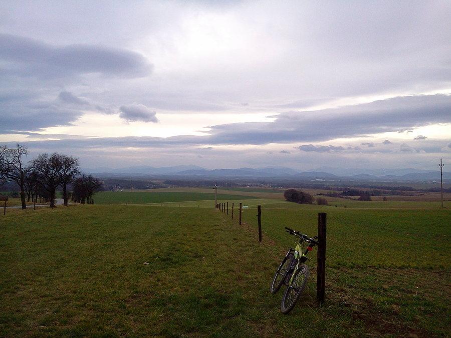 Widok z Lubojatów na Beskidy