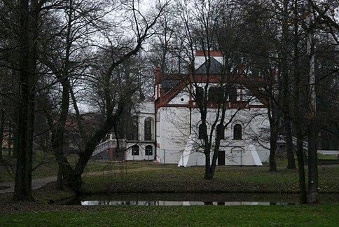 W parku pałacowym w Ujeździe