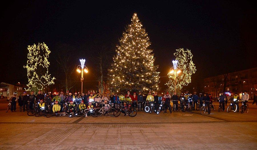 Rodzinne zdjęcie uczestników 94 Częstochowskiej Masy Krytycznej