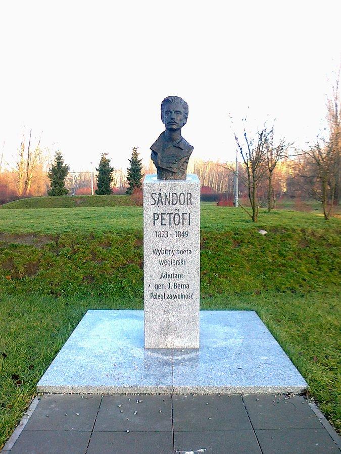 Pomnik Sandora Petofiego. Muszę sprawdzić, dlaczego akurat w tym miejscu