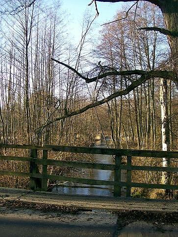 Już blisko do Jeziórki - trzeba tylko przekroczyć most na Jeziorce w Jeziorach
