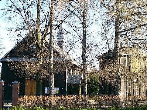 I modrzewiowy kościół pw św Jana Chrzciciela z bardzo ciekawym wnętrzem, perełka dekanatu tarczyńskiego