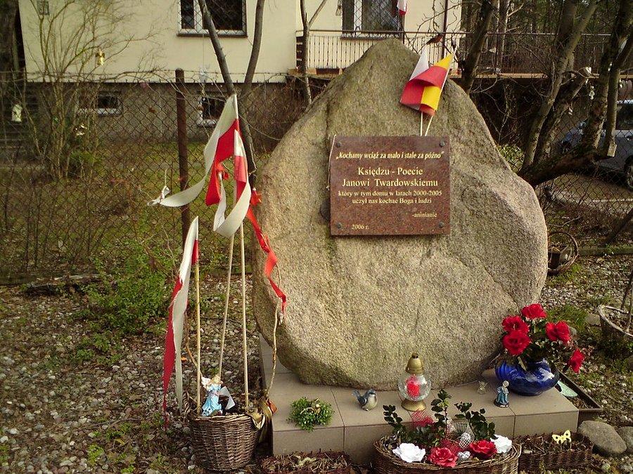 Pomnik obok pewnego domu w Aninie