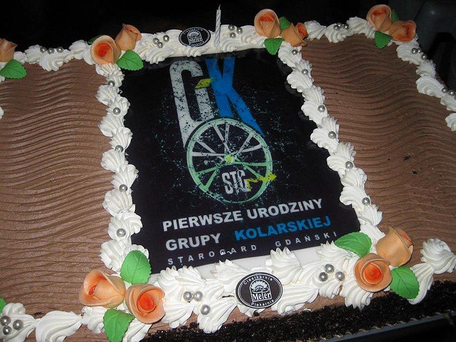 Tort urodzinowy był wielkim słodkim zaskoczeniem
