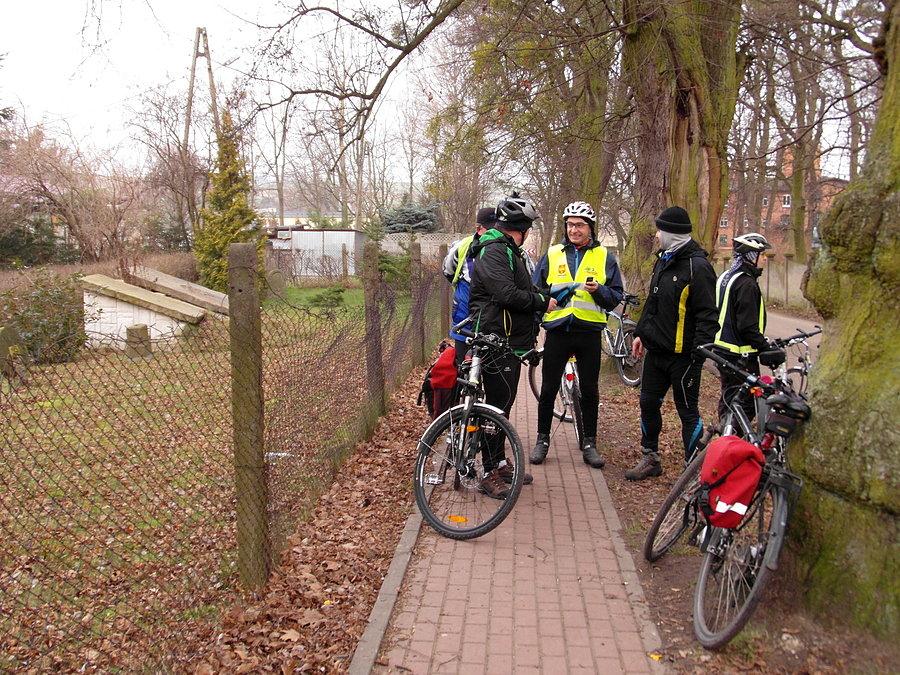 Rowerzyści przy lapidarium w Żelisławkach