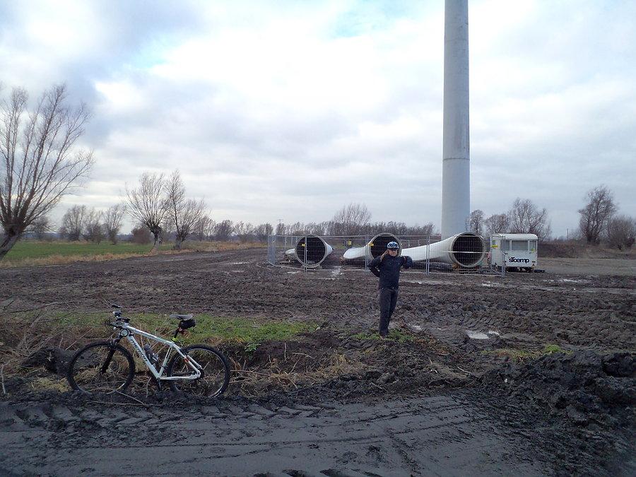 Darecki EB inspekcyjnie włazi na teren