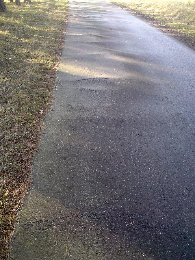 Na tym niewinnie wyglądającym 15-metrowym odcinku, mój amortyzator nie daje rady