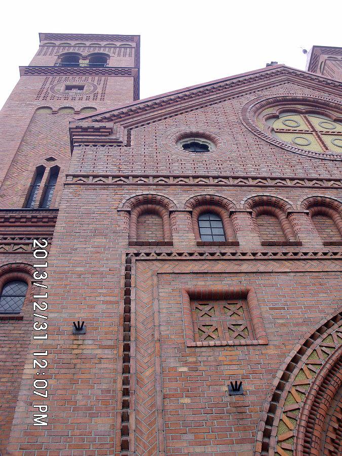 Fragment elewacji kościoła pod wezwaniem Świętego Michała Archanioła w Orzegowie