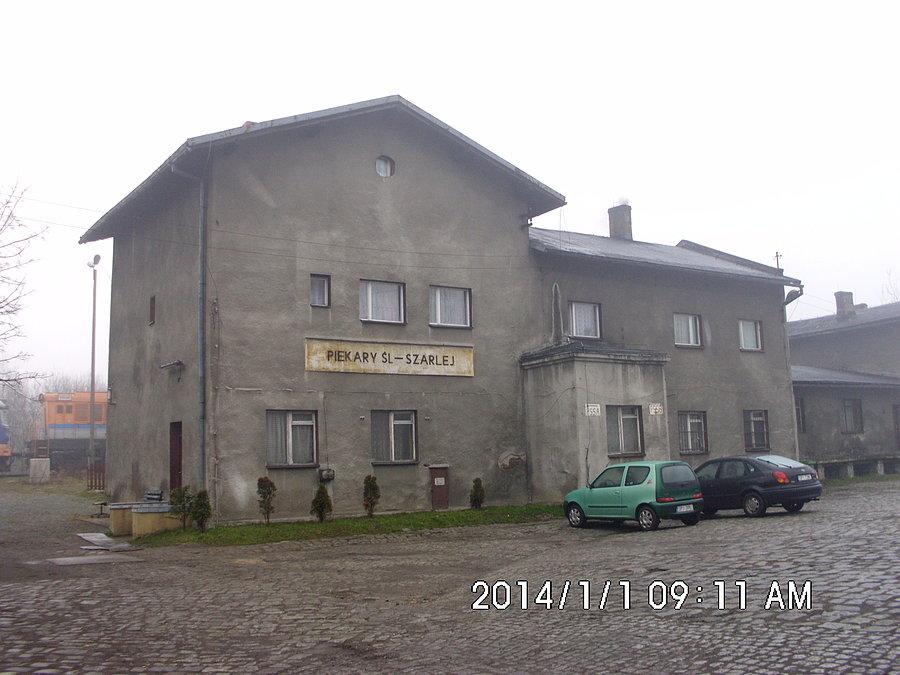 Nieczynna dla ruchu pasażerskiego od 1976 roku stacja Piekary Śląskie Szarlej na linii Chorzów Stary-Radzionków