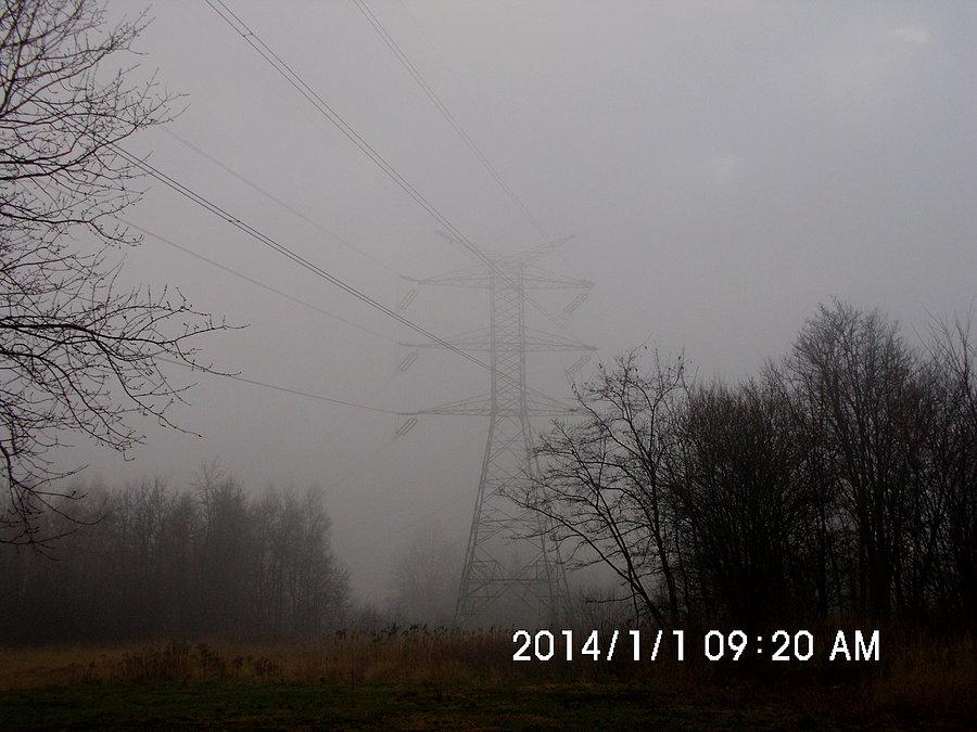 Linia wysokiego napięcia 400kV w pobliżu Radzionkowa. Przy dzisiejszej pogodzie „słychać” było jak pracuje. Wilgotność powietrza spora toteż ulot był wyraźny