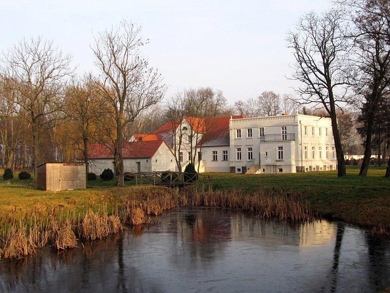 Jabłkowo - klasycystyczny dwór Brzeskich z pierwszej poł. XIXw