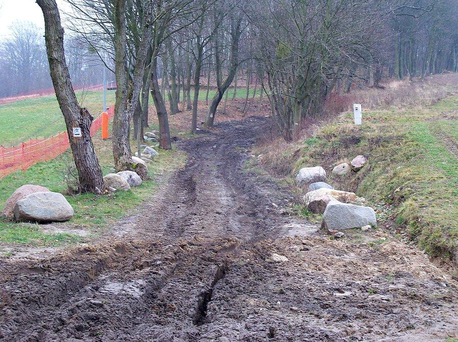 Ulica Chrobrego - potężne błoto na początku podjazdu