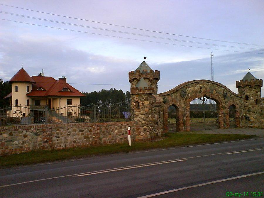 Chatka i jeszcze skromniejsza doń bramka... (Chełm Żarski, koło Lubska)